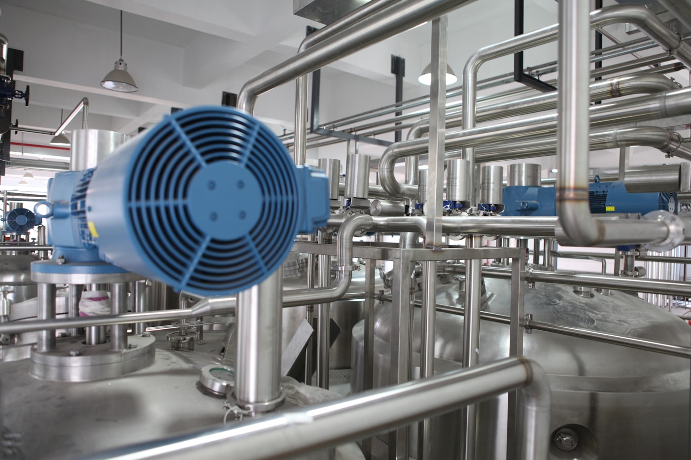Industrial process plant with lubrication points and pipework